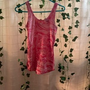 i’m selling this cute tank top